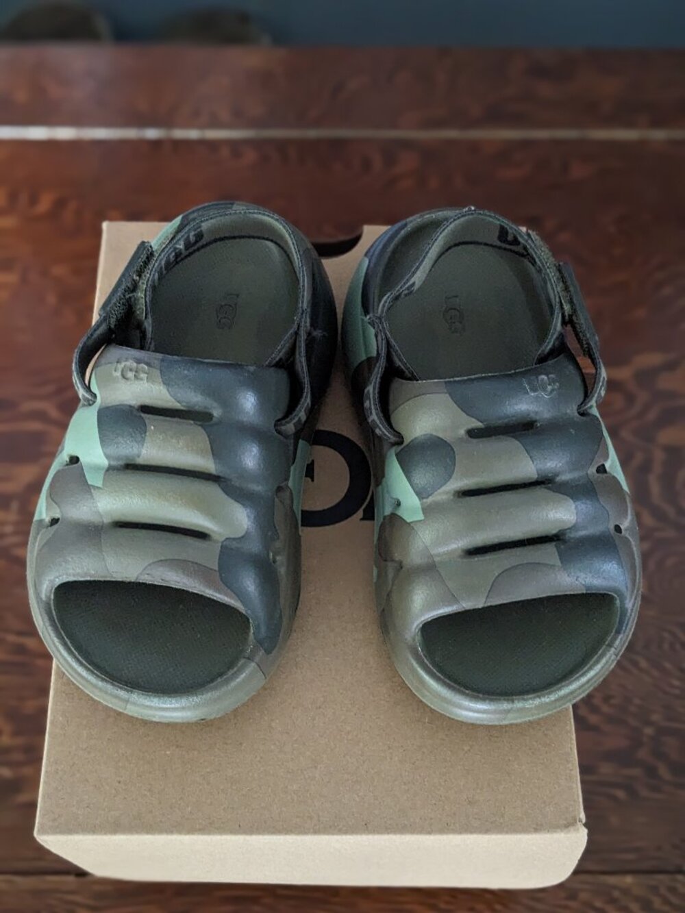 UGG toddler Sport Yeah slide- size 8 toddler